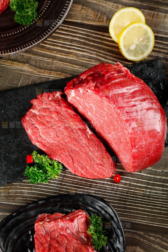 木底上放着一盘牛肉