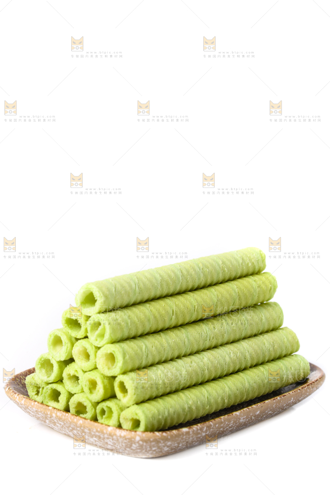 盘子里放着抹茶卷