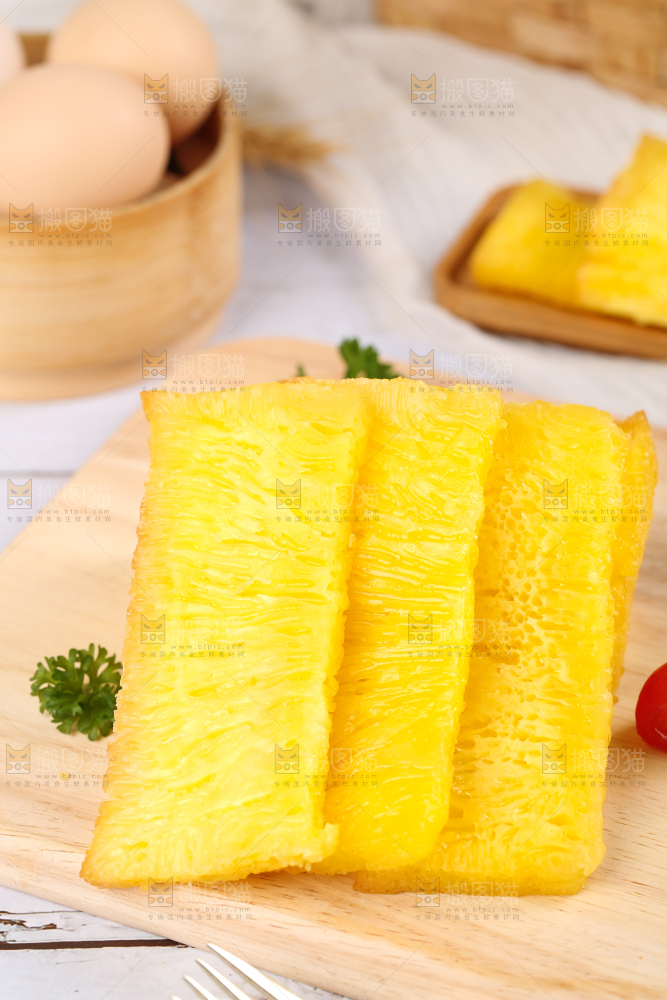 木板上摆放着椰汁黄金糕