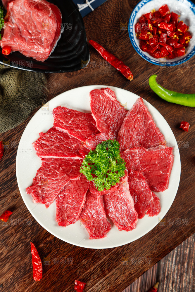 木底上放着一盘鲜牛肉