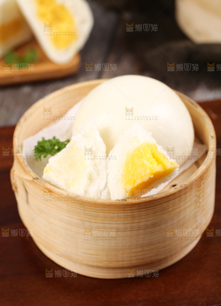 蒸笼里放着奶黄包