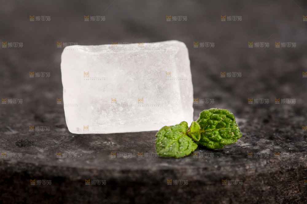 黑底上放着冰糖