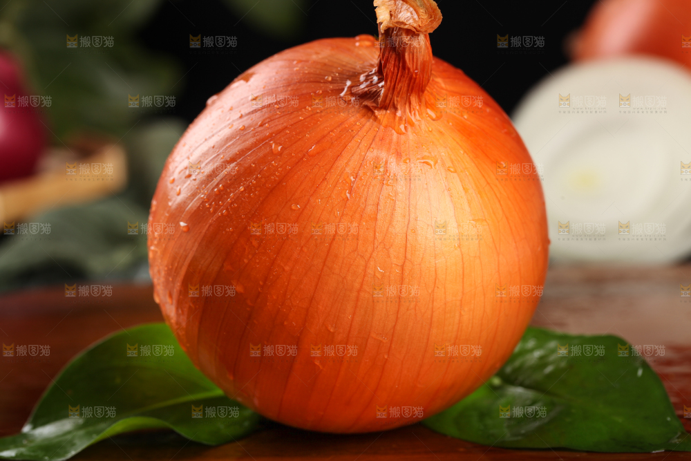 深底上放着黄皮洋葱