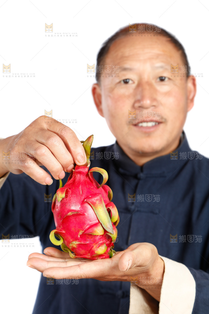 农民手里拿着火龙果