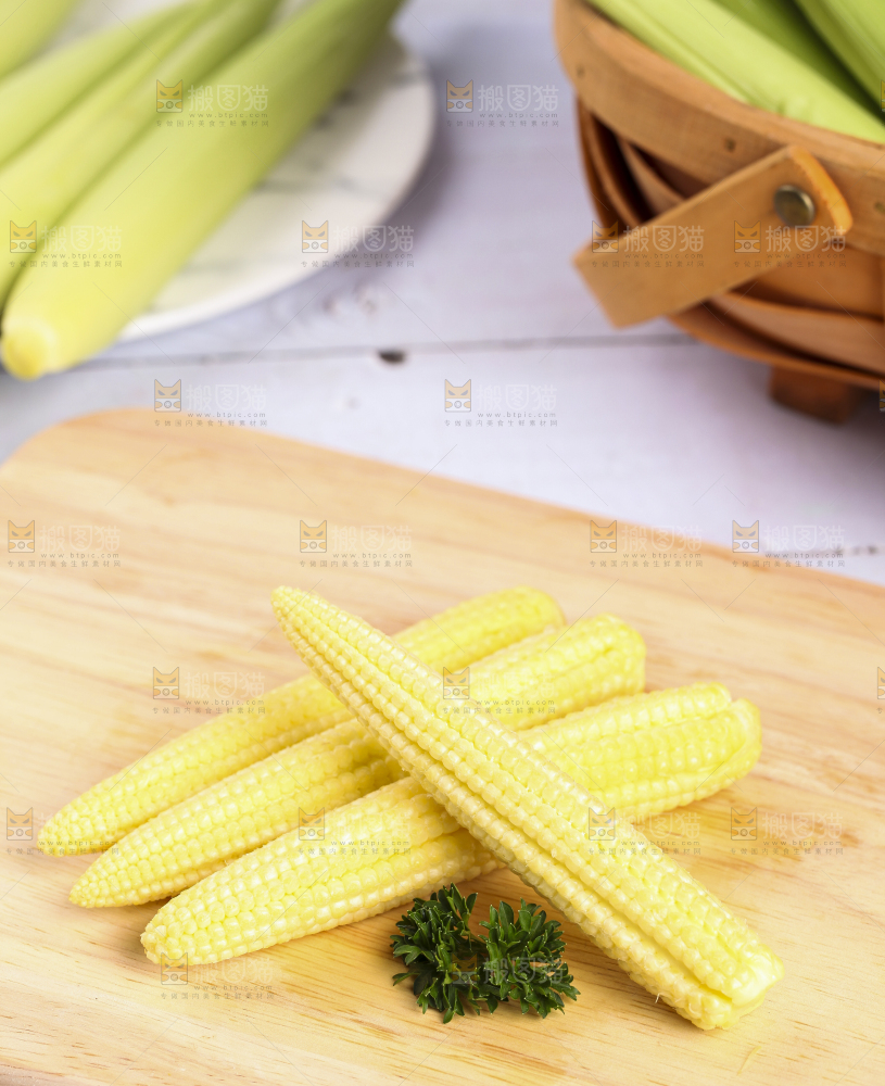 木板上的迷你玉米棒