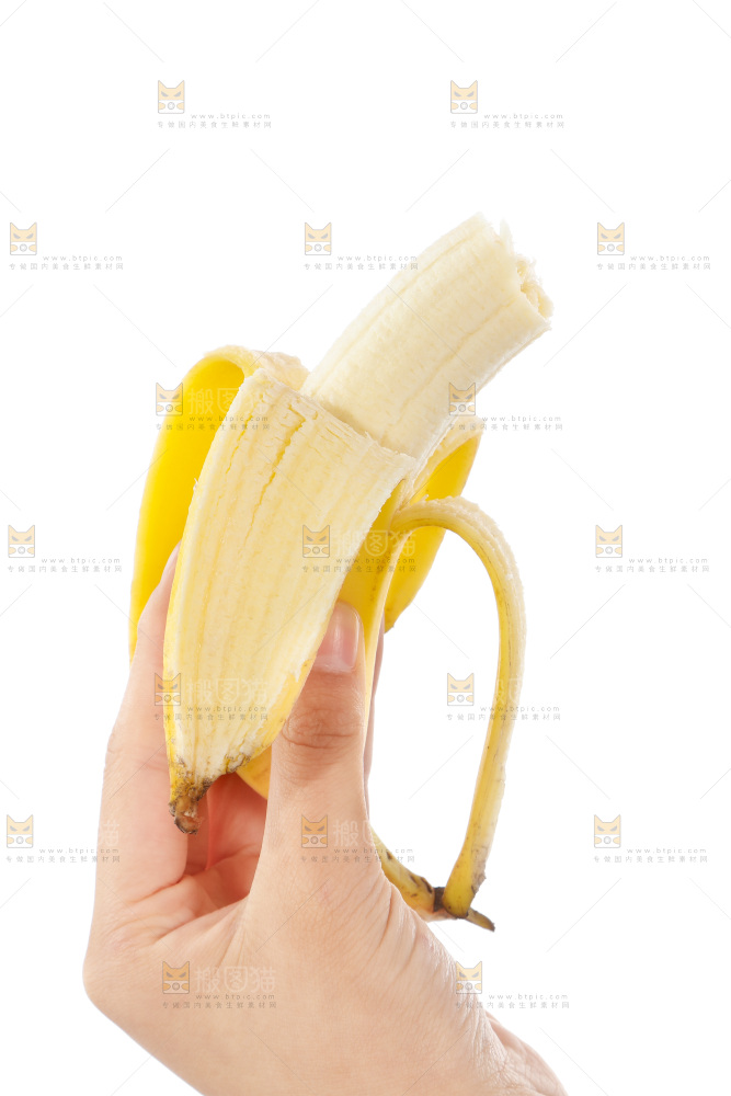 手里拿着正在剥皮的香蕉