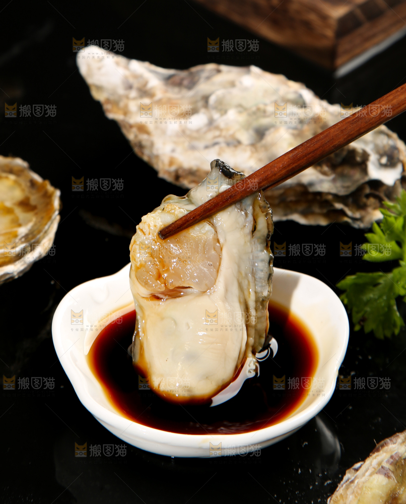 筷子夹着生蚝肉