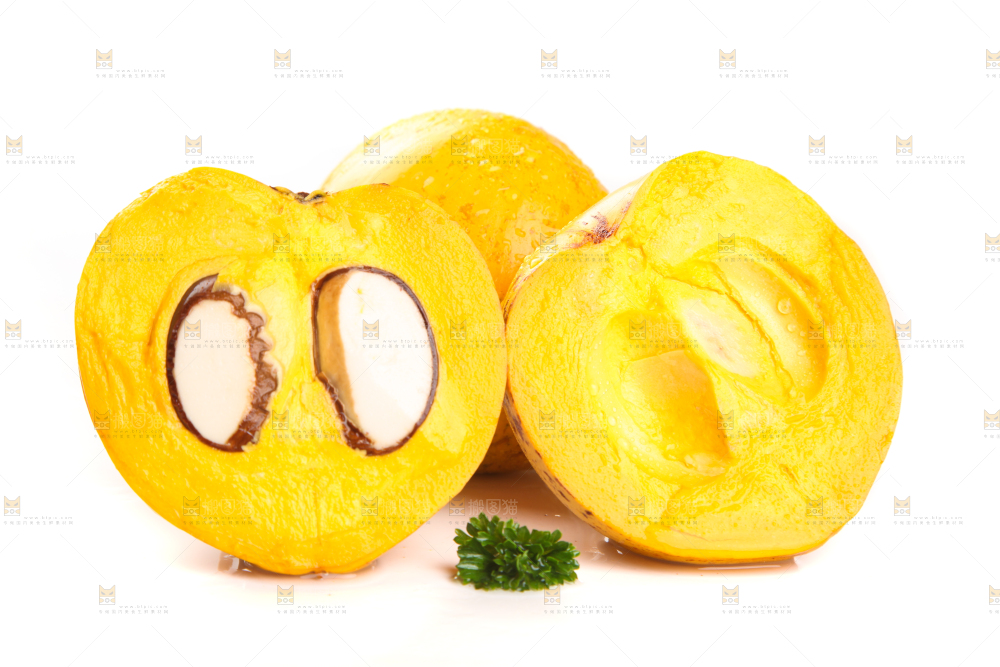 白底上的新鲜鸡蛋果