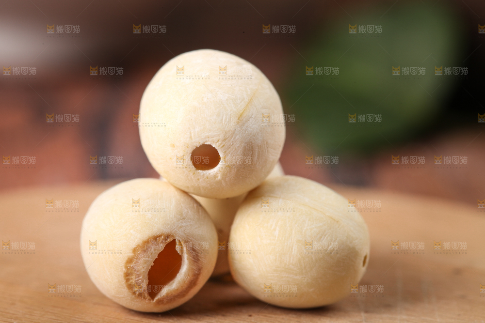 木板上放着九鲤湖白莲子