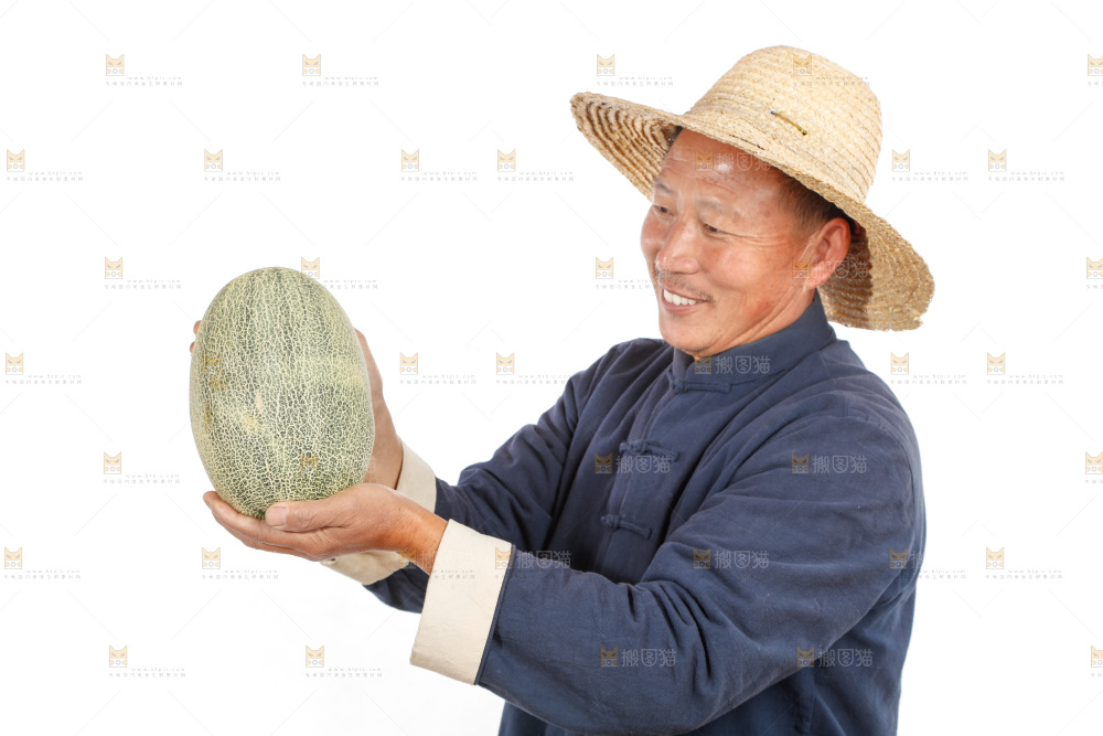 农民手里拿着哈蜜瓜