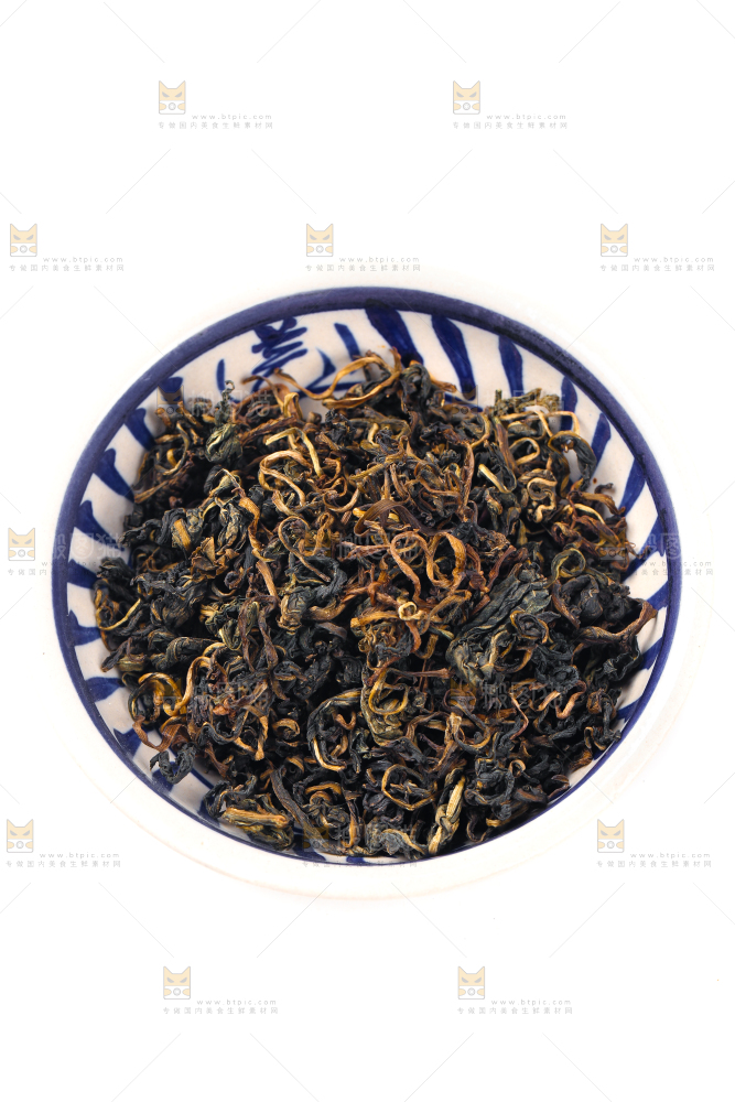 盘子里放着蒲公英茶