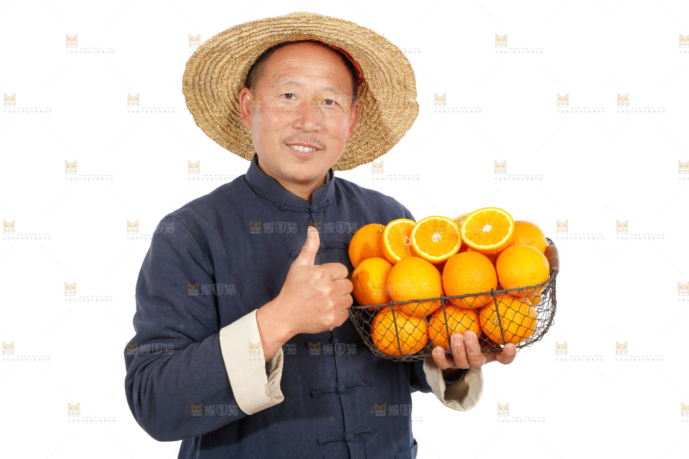 农民手里端着一篮橙子