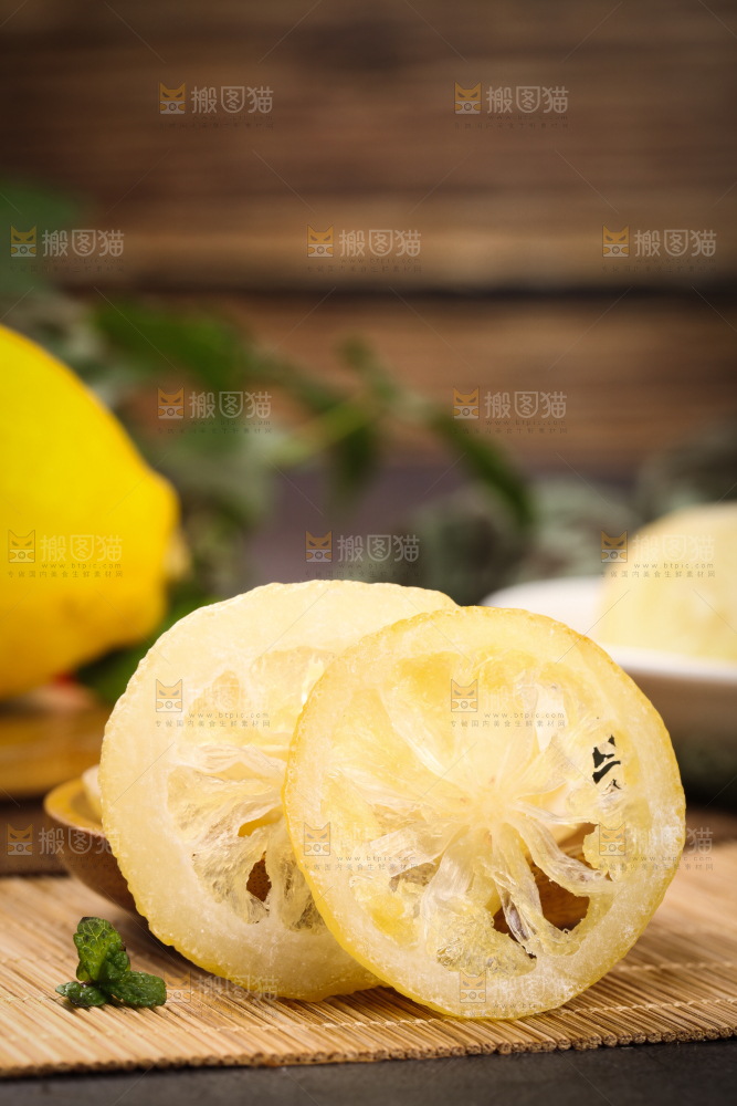 木板上的柠檬片