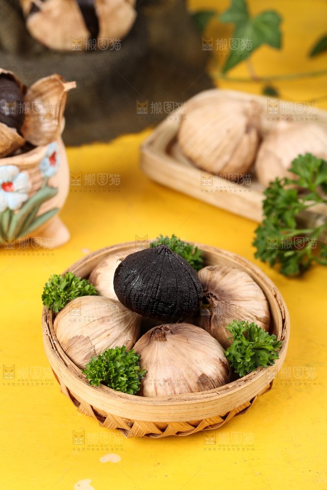 篮子里放着金乡黑蒜