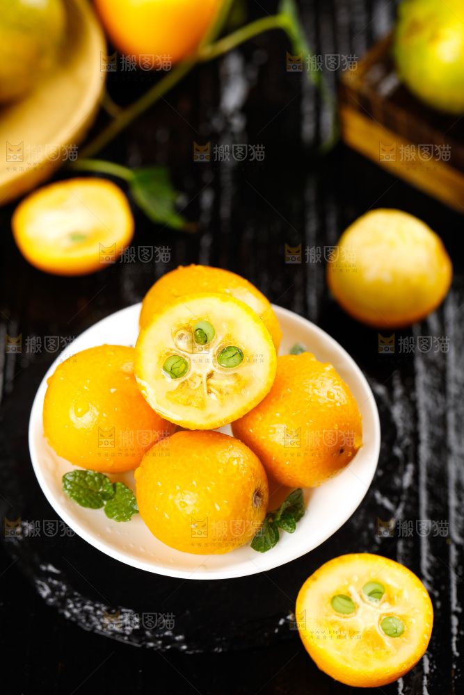 盘子里装着小金桔