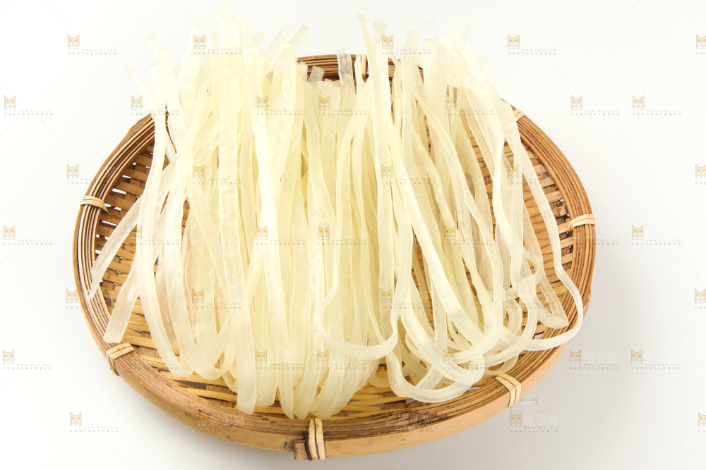 白底上放着一筐河粉
