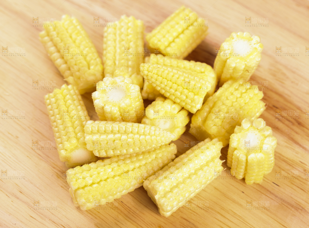 木板上的迷你玉米棒