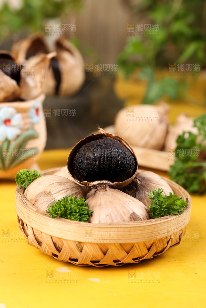 篮子里放着金乡黑蒜