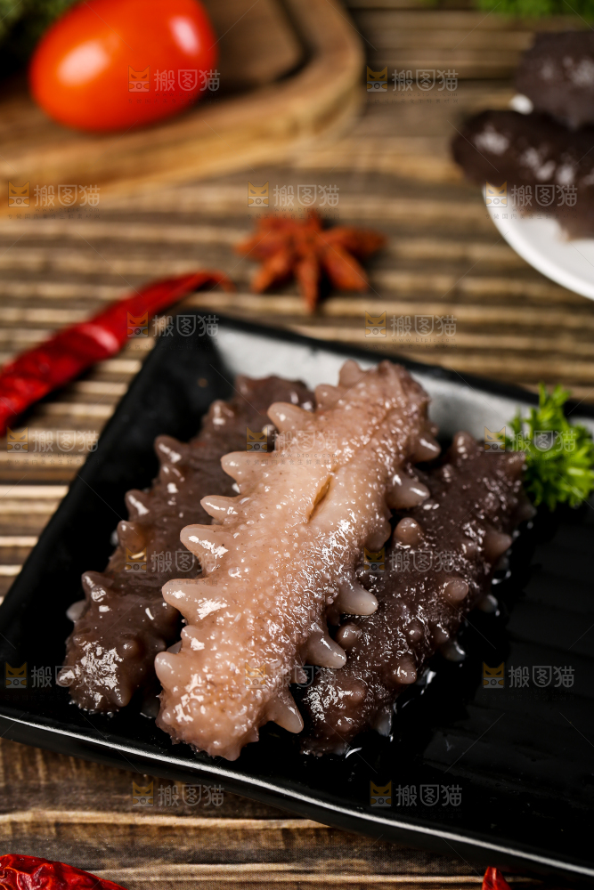 木底上放着一碗海刺参