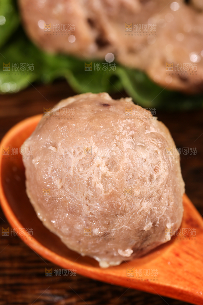 勺子里的牛肉丸