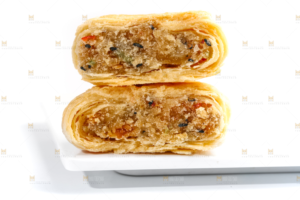盘子里掰开的月饼
