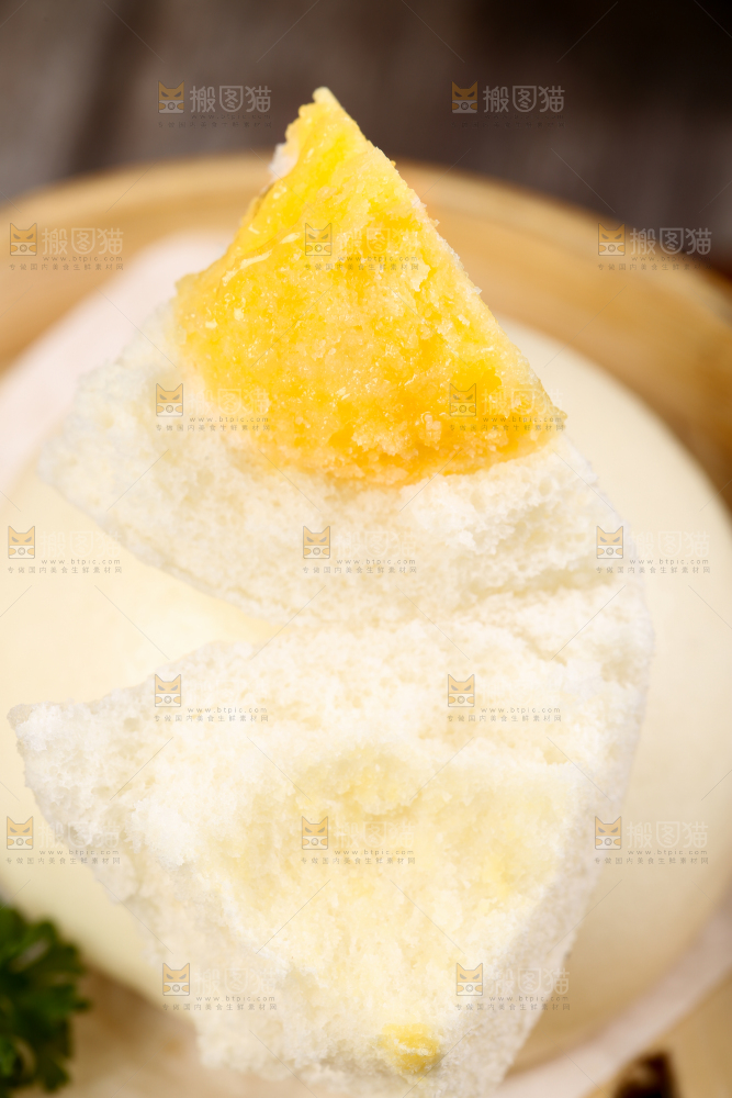 蒸笼里放着奶黄包