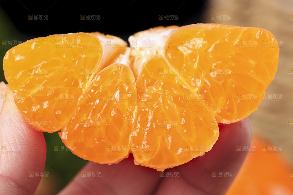 深底上的新鲜耙耙柑