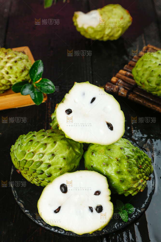 深底上摆放着释迦果
