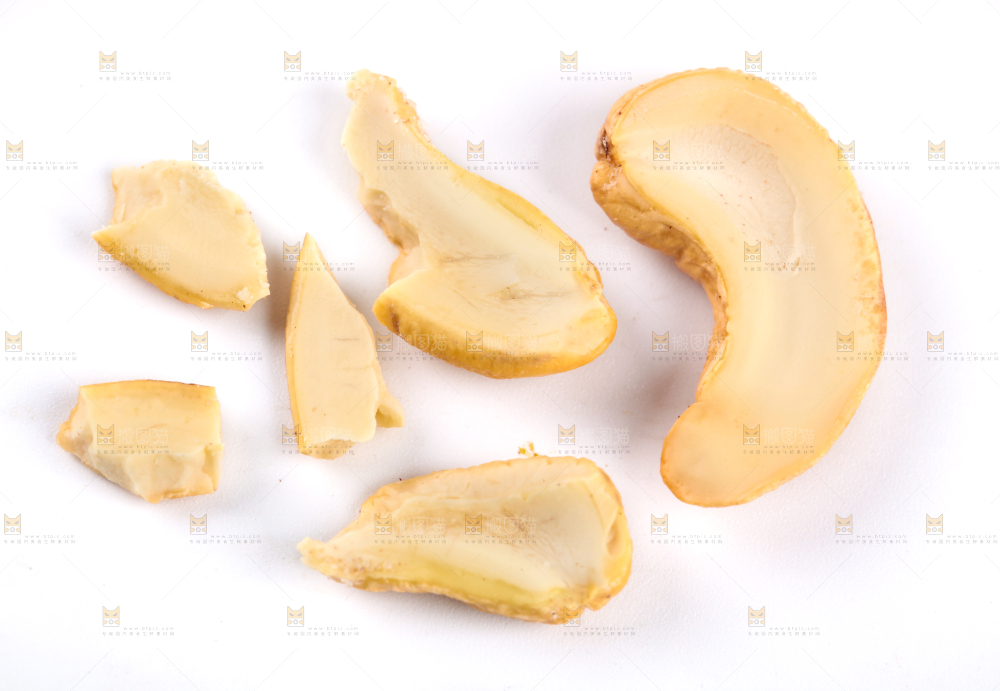 白底上放着剥皮的腰果