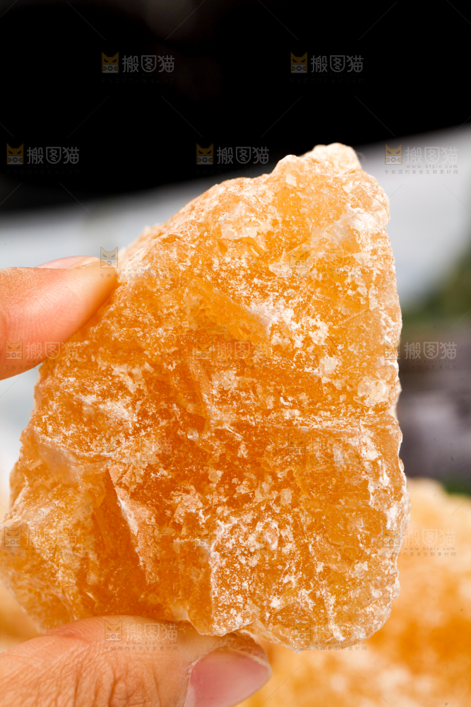 手里拿着黄冰糖