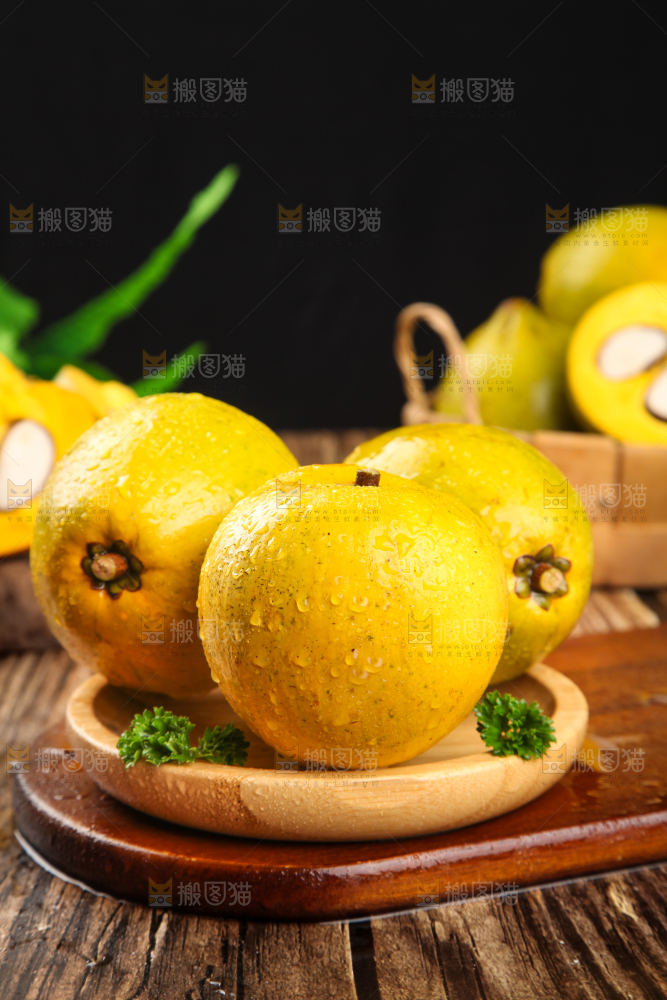 木板上放着海南鸡蛋果