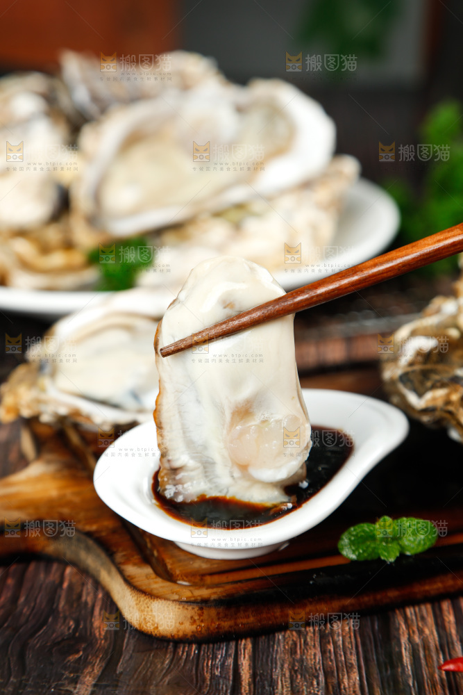 筷子夹着乳山生蚝