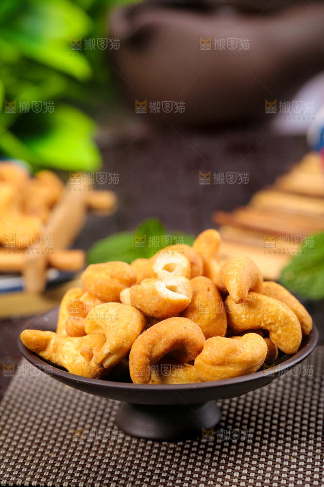 碟子里装着腰果仁