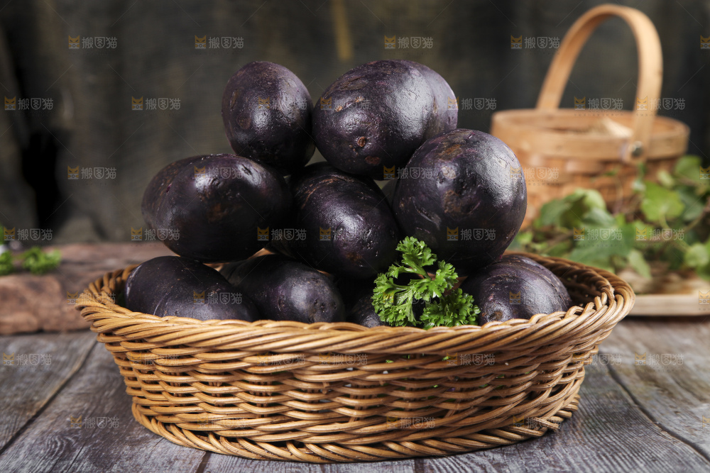 篮子里装着黑心紫皮土豆