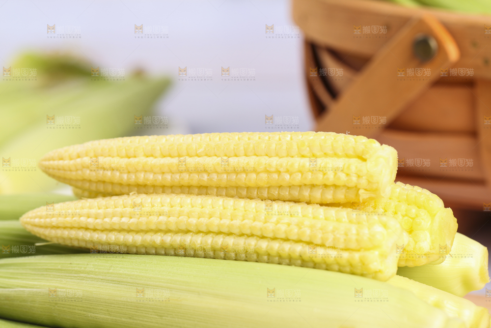 木板上的迷你玉米棒