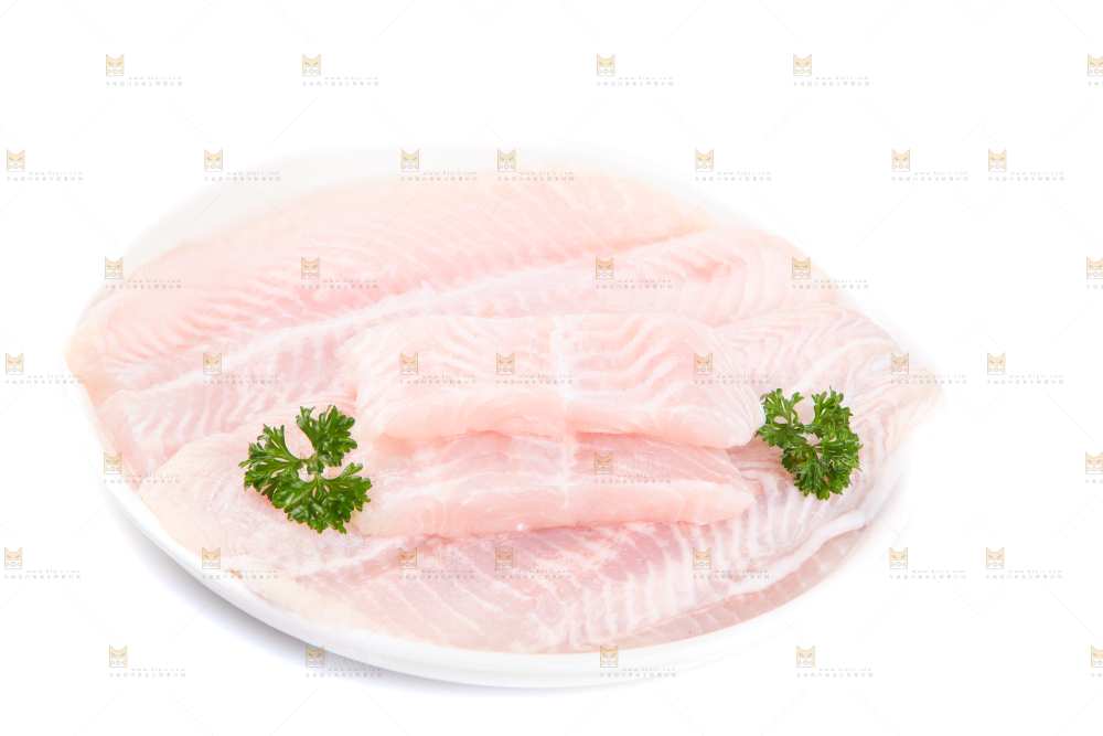 盘子里放着巴沙鱼片