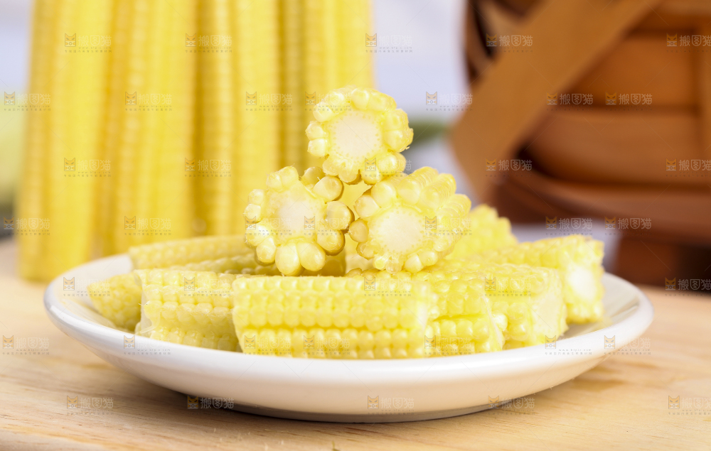 木板上的迷你玉米棒