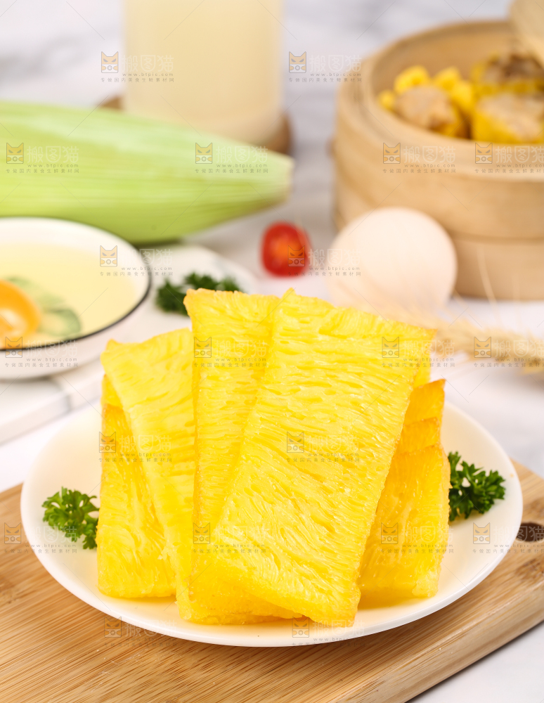 木板上摆放着椰汁黄金糕