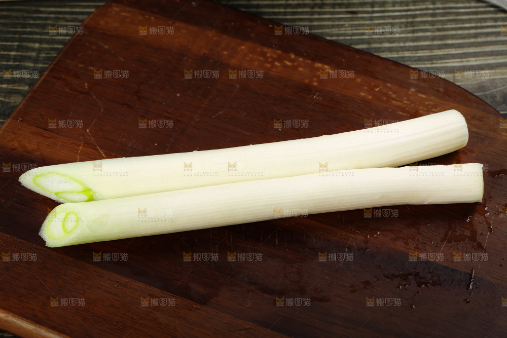 木底上放着甜葱