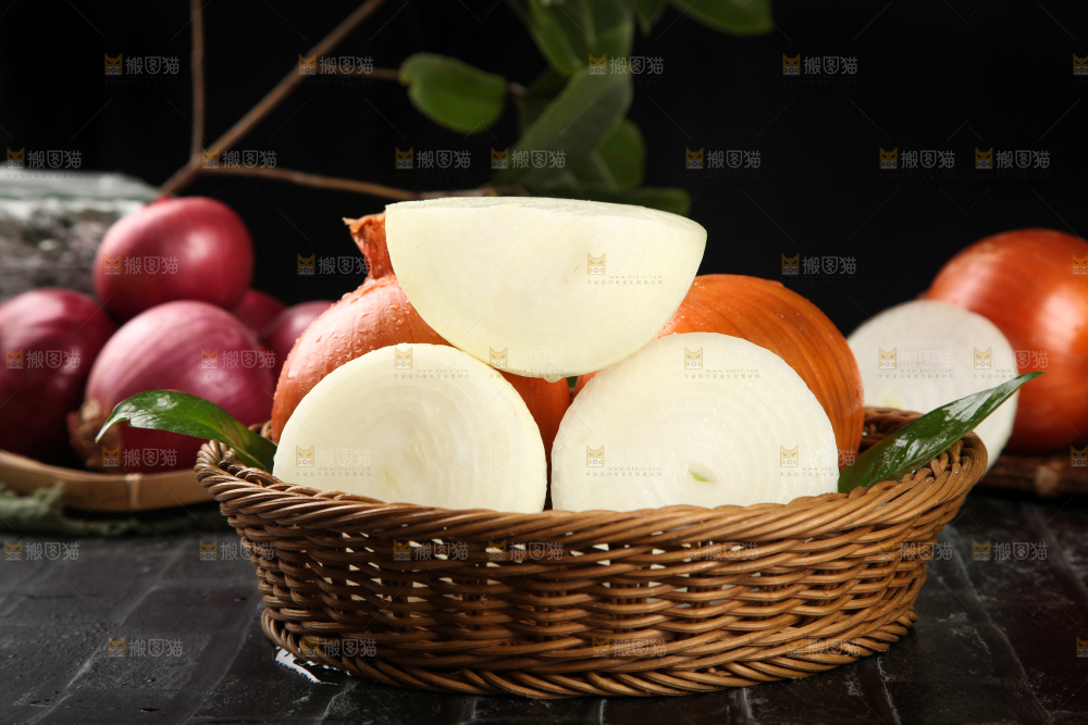 篮子里装着黄皮洋葱