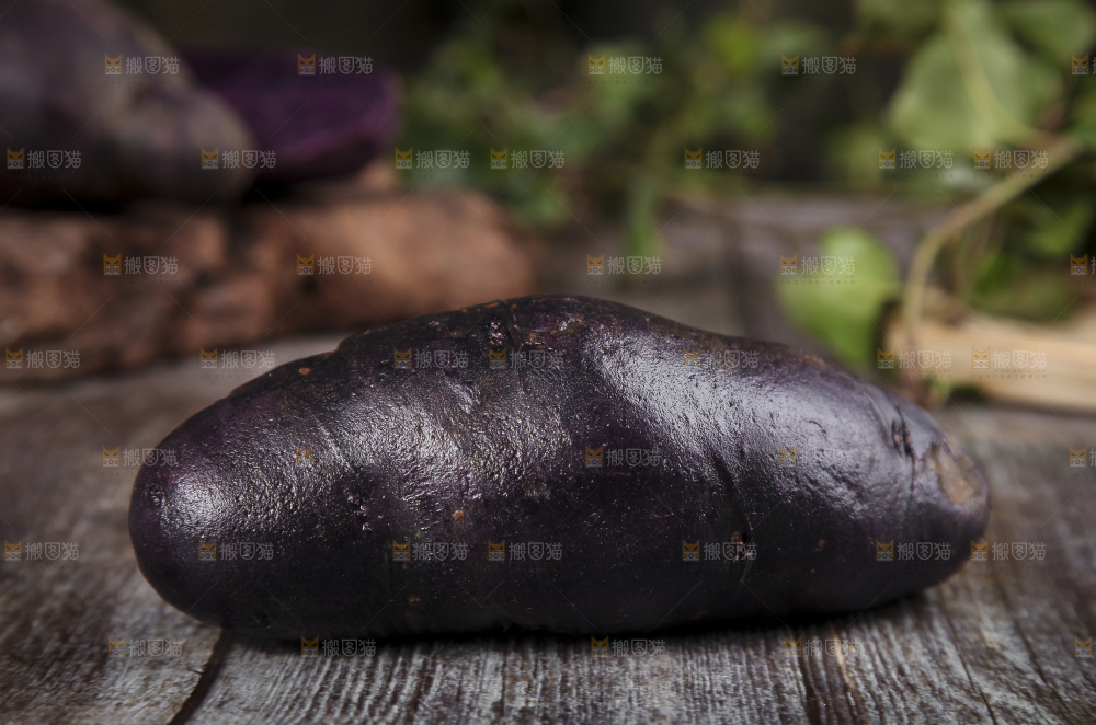 木板上的新鲜黑土豆