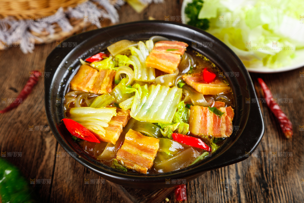 黑石板上放着一锅猪肉炖白菜