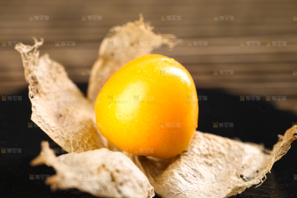 黑底上放着姑娘果