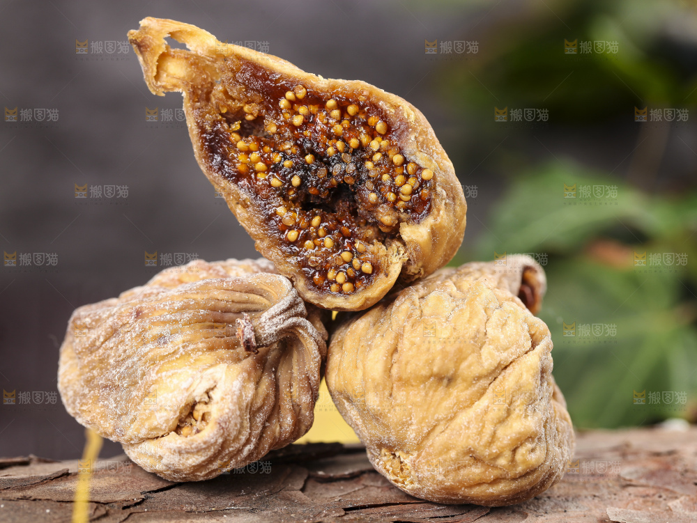 木底上的土耳其无花果干