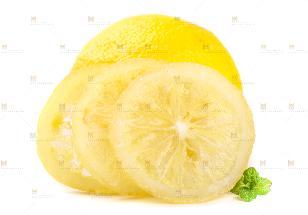 白底上放着干柠檬片
