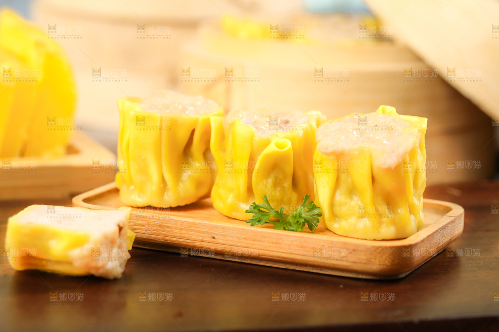 盘子里装着猪肉烧麦