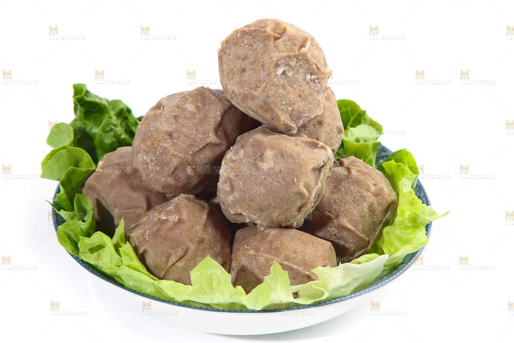 白底上放着一盘手工牛肉丸
