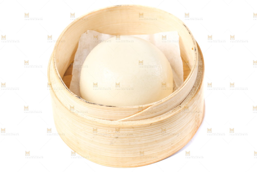 蒸笼里放着奶黄包