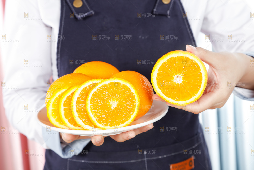 手里端着橙子