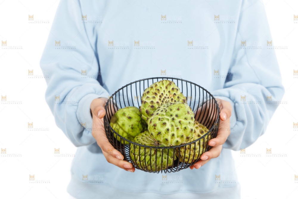 手里端着牛奶释迦果